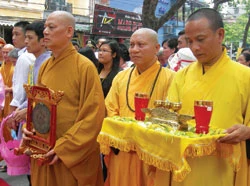 Lễ cúng trước giờ rước xá lợi của chùa Quán Sứ (Hà Nội) - Ảnh: G.H